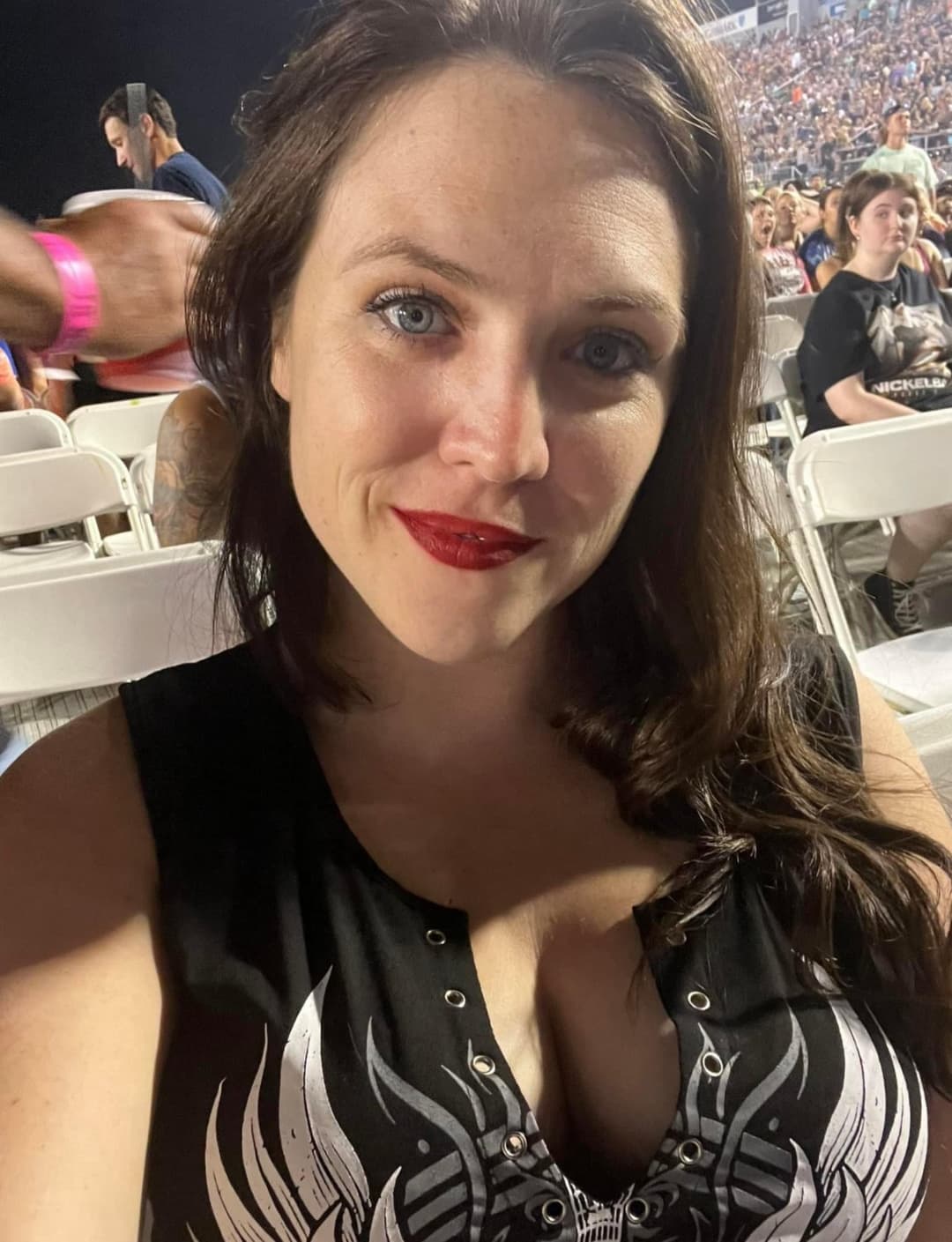 Click to view full size Slut Nurse wants to pull a train LeAkEd