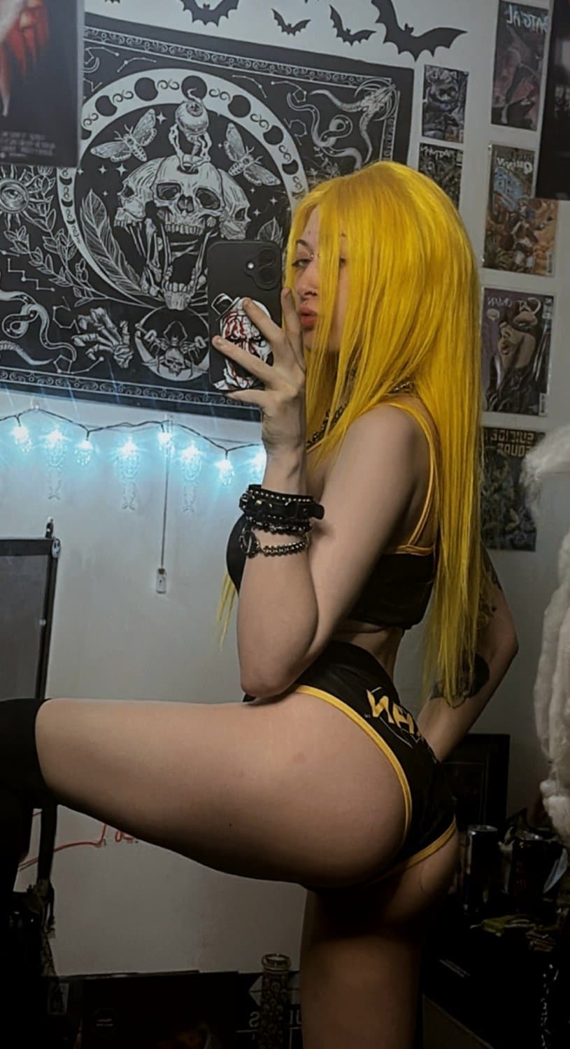 Click to view full size Look at me, now look at my butt, now back at me, now your dick is hard