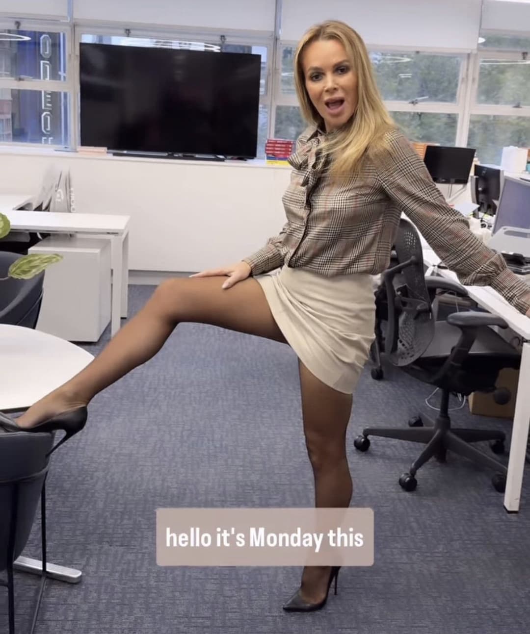 Amanda Holden Hot MILF Office Cock Tease Skirt Pantyhose and Heels ?????✊???