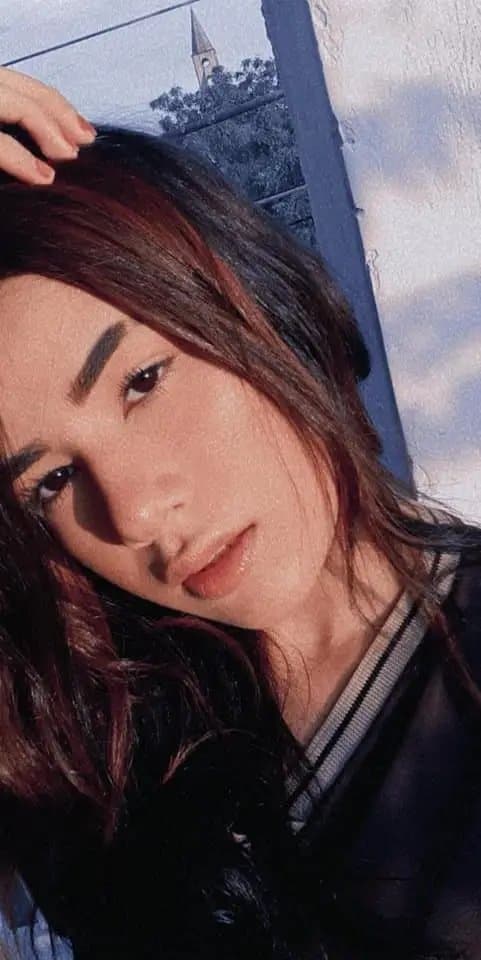 Adria magna irmã de @ndreza Magd@ mostrando bucetinha