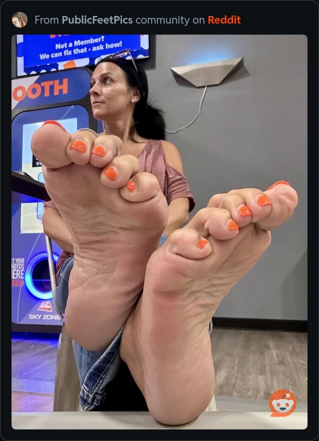 Her reverse foot jobs with those wrinkles must feel like a dream ?
