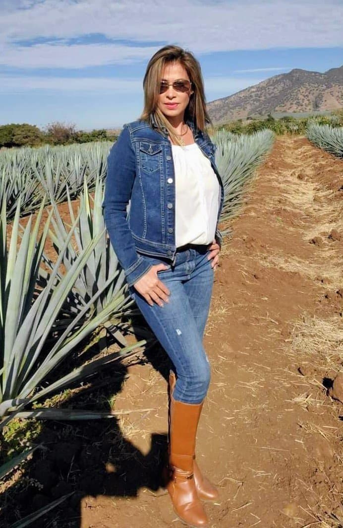 Click to view full size Más de Cristy Sanchez y Lety Cortes