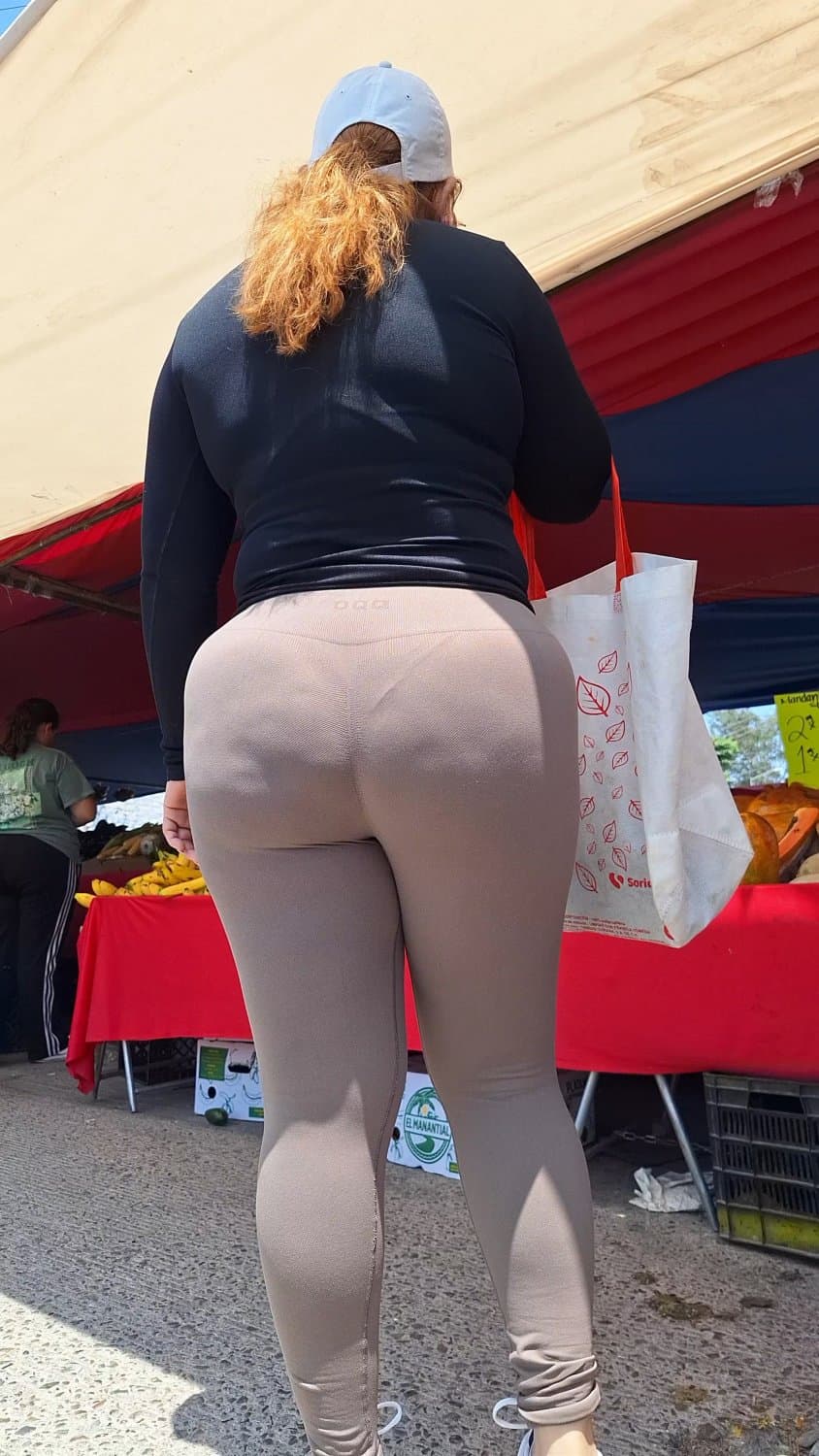 Rico culote de madura milf se le marca la tanga bien rico.