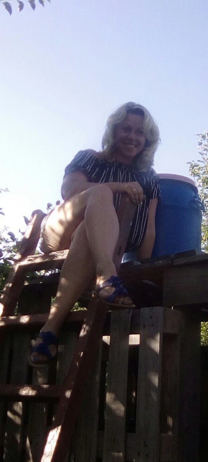 Click to view full size Very pretty woman - Anna