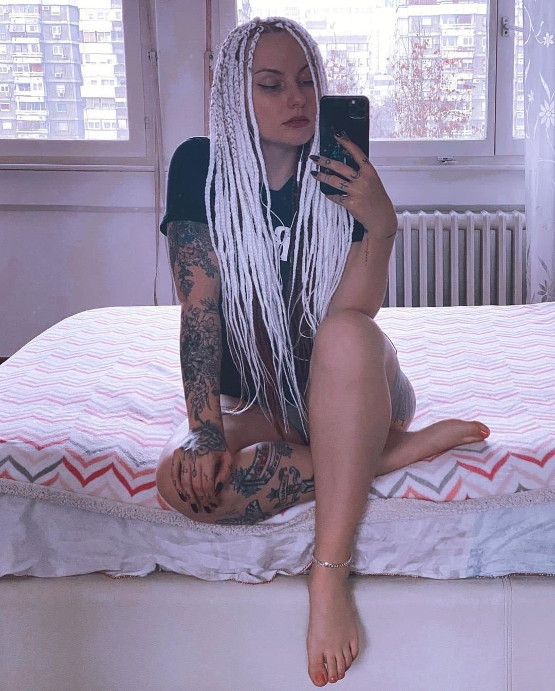 Click to view full size FRIENDS GF - LOSES BET & SENDS FEET PICS - accidentally sends more then she wanted