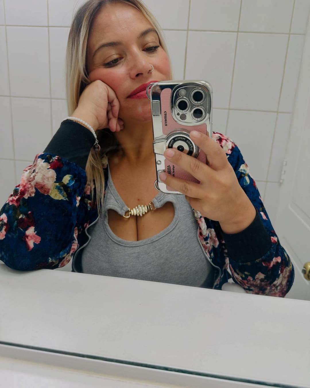 Haberme cogido a la mamá y unos años mas tarde a su hija fue excitante, las dos la chupan delicioso