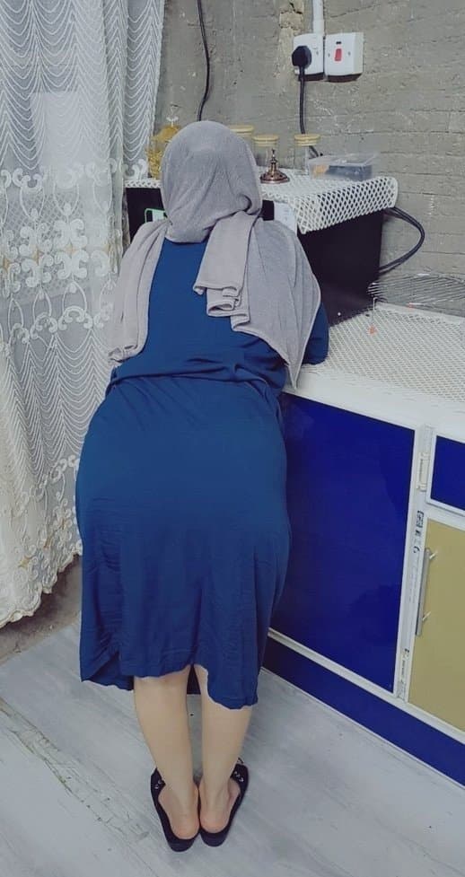 Arab milf hijab show her ass ??