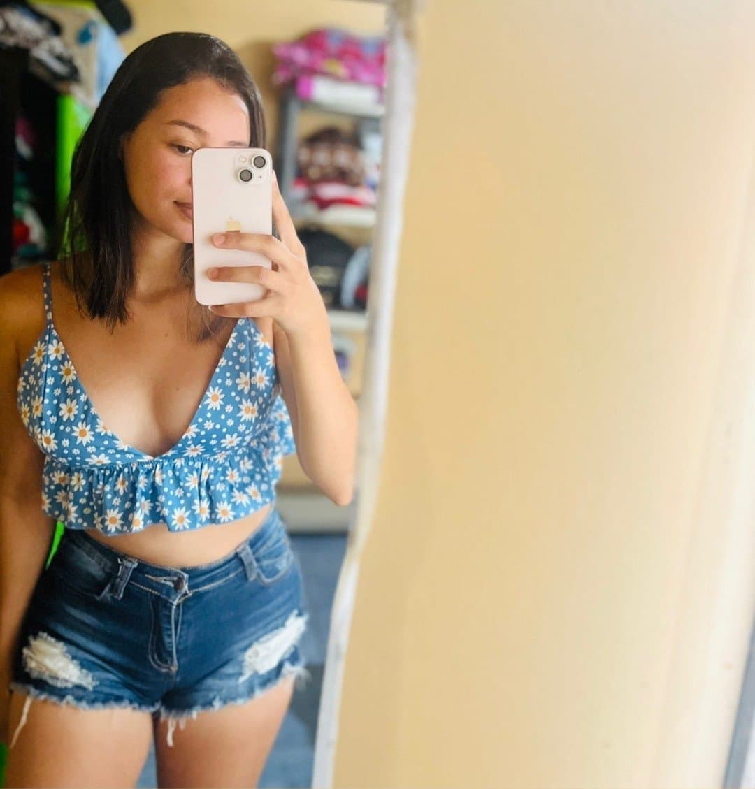 Fresia es una zorra de 20 años con unos labios carnosos y le encanta mamarsela a su abuelo