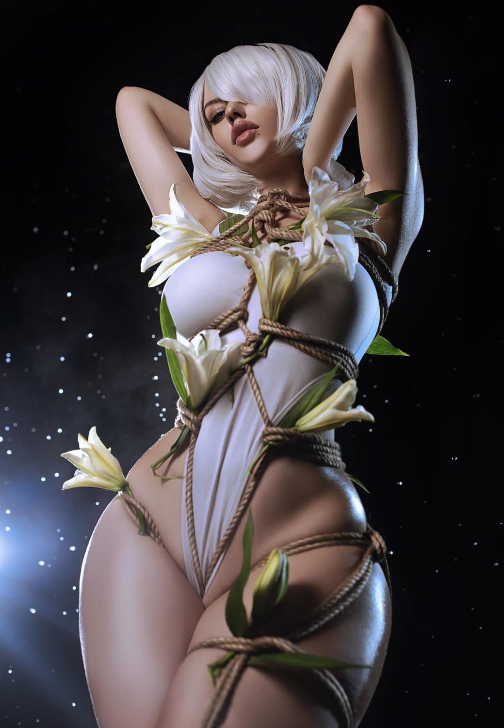 Cosplayer caliente con grandes tetas y culote