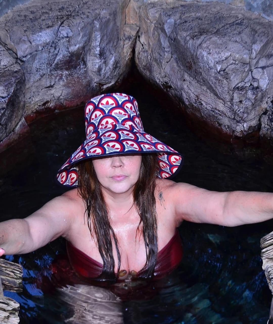 Simony, a cantora dos balões mágicos (originais e fakes)