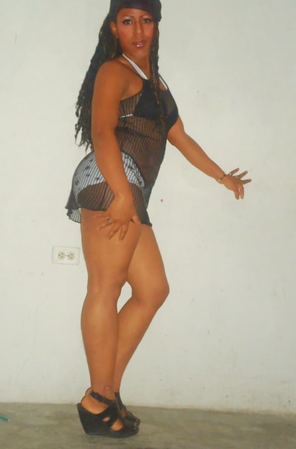 Click to view full size Valeria Cortéz - Bailarina de "Baila la Noche" - la conocí en la playa y me envía fotos sexy