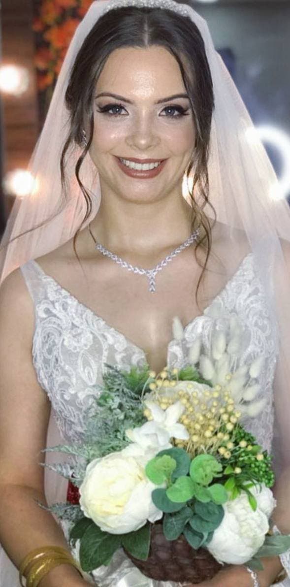 Cornudo nos comparte a la puta de su esposa masturbandose