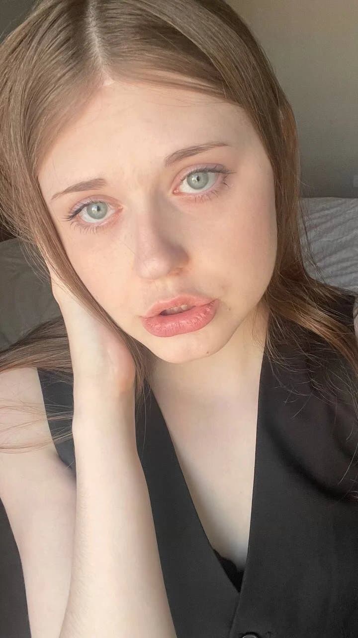 Cute young skinny tranny camshow and cumshot