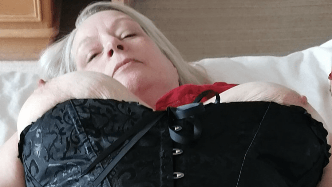 This fat British GILF whore is totally fuckable. Glorious GILF ?