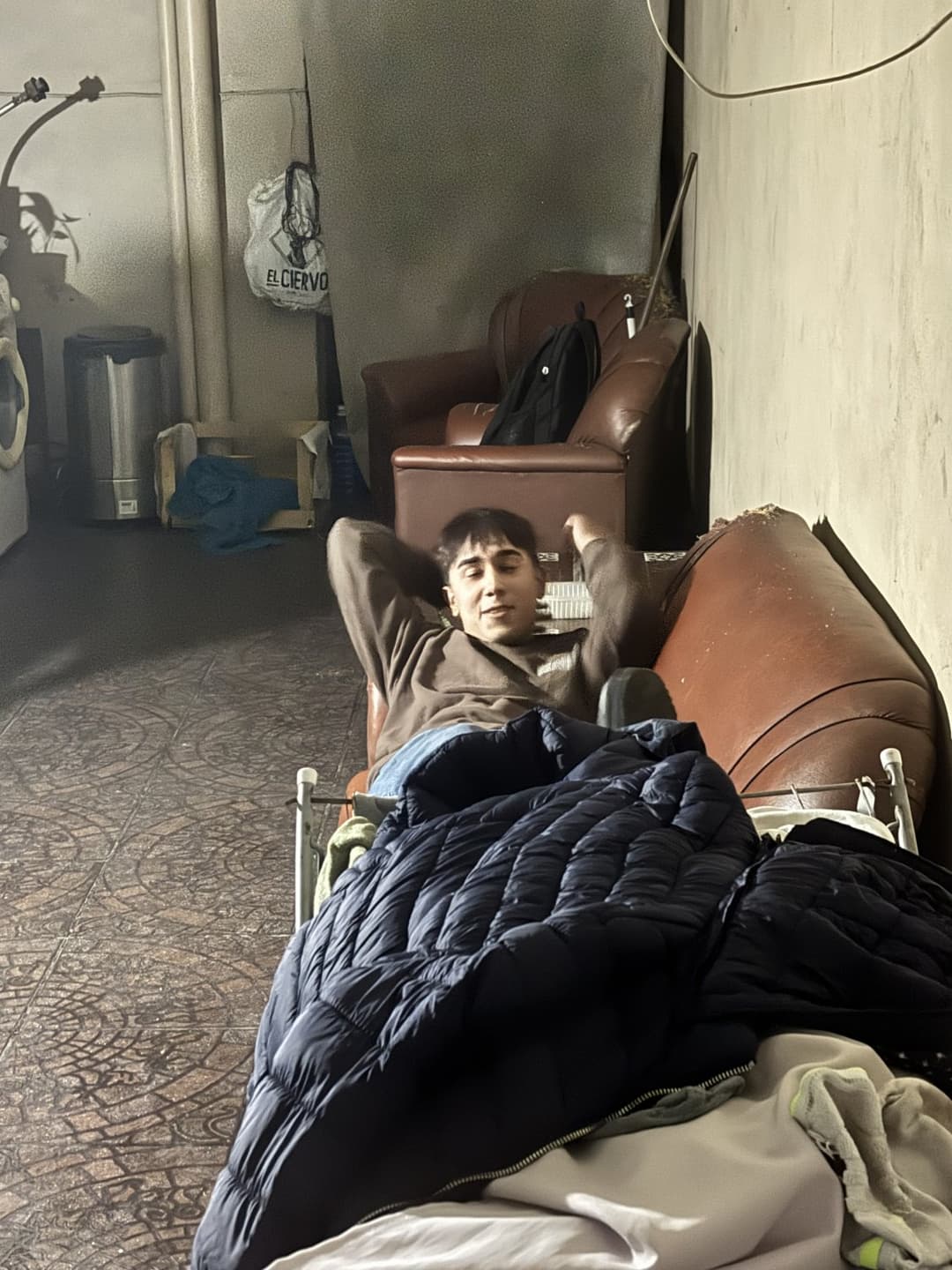 Niño cachondo a punto de hacerse la paja pensando en su madrina con culo exótico