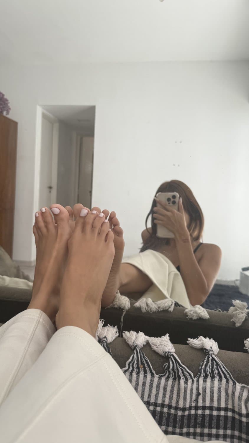 Tiny latina, tiny feet ?