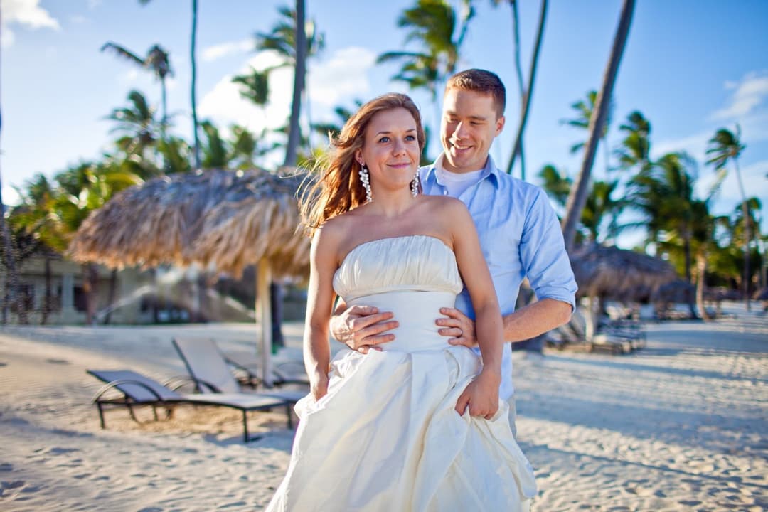 Photoshoot married wife on the beach