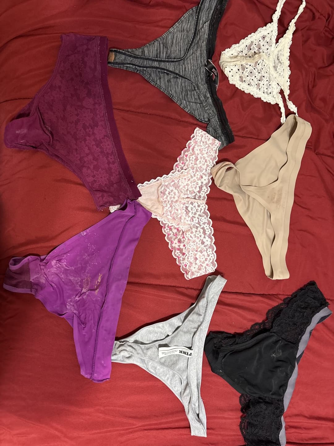 Me metí al cuarto de mi hermana a buscar sus tangas y me corri varias veces en una