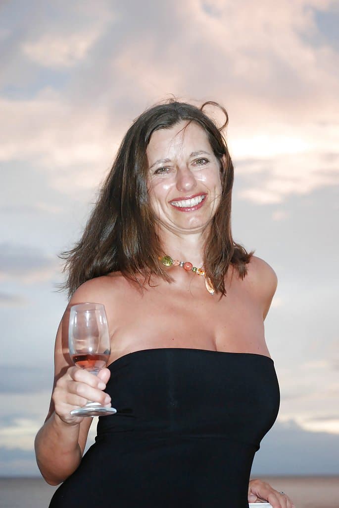 Click to view full size Dianne - Mature Naturist Milf. (nud)