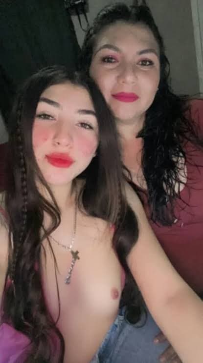Mi novia Dallany y mi suegra milf chupando pene, alguien le hace tributo??