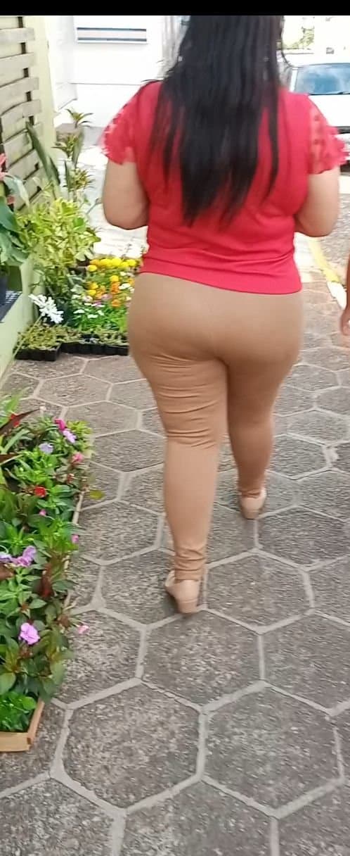 Pena que a bateria acabou bem na hora, o que vocês acham que merece esse cuzao gigante dessa coroa?