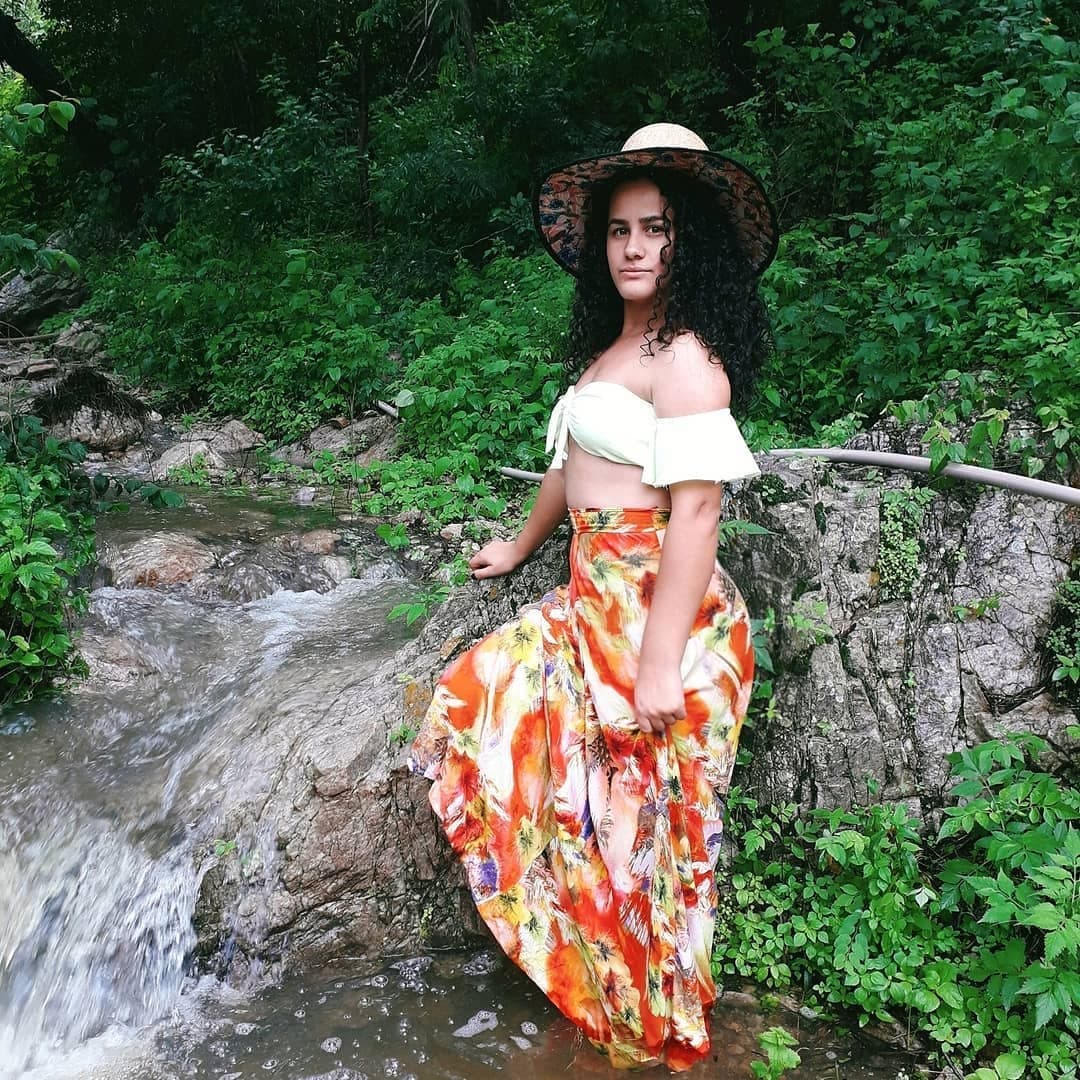 Click to view full size Minha nova deusa dona de casa já mim fez gozar muito