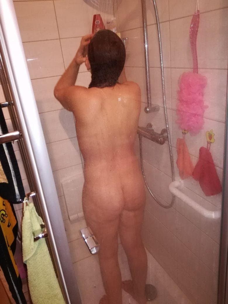 Click to view full size Deuttsche schlampe Julia.h beim Duschen und Baden