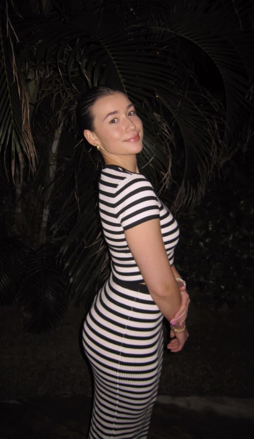 Pawg freshman teen sticks her ass out in every picture?‍?? risking irl teen’s insta. Dm if caught