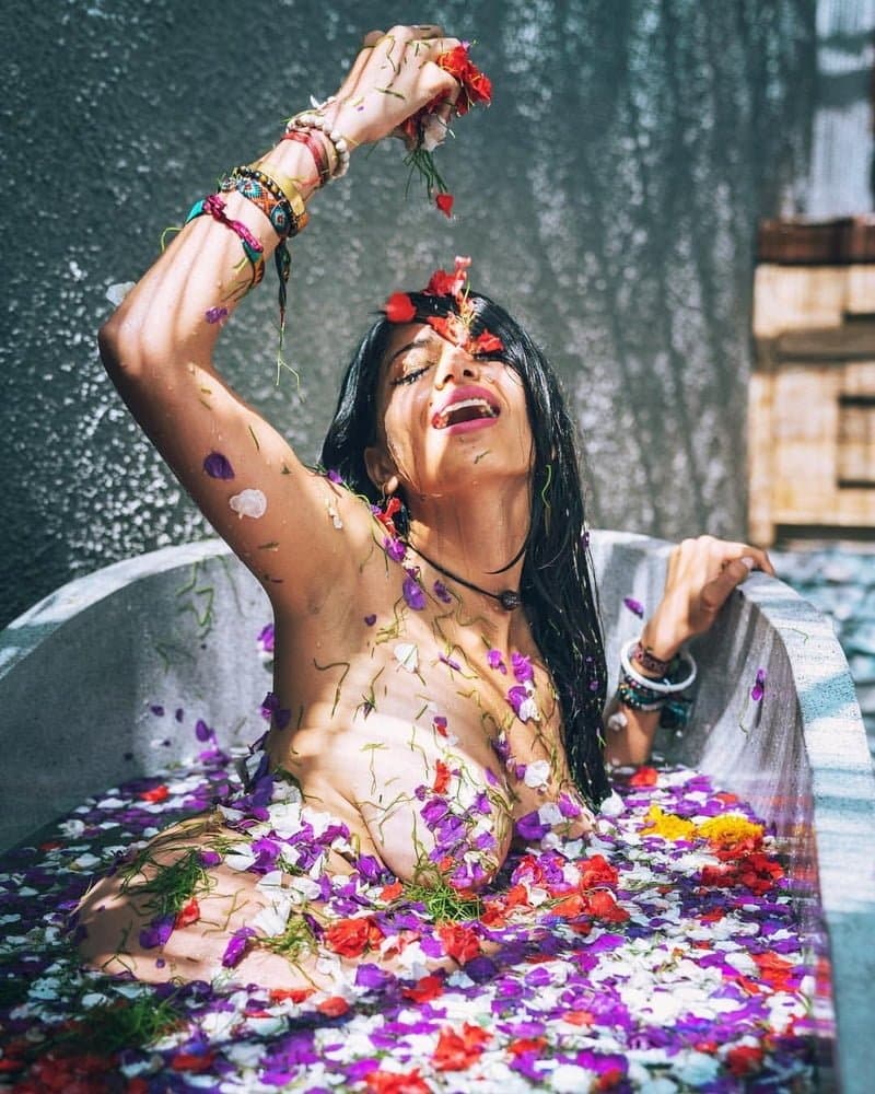 Influencer Hippie Queen with Natural Sexy Saggy Tits