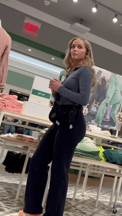 My favorite pawg working at the mall. Dm me your favorite pawg.