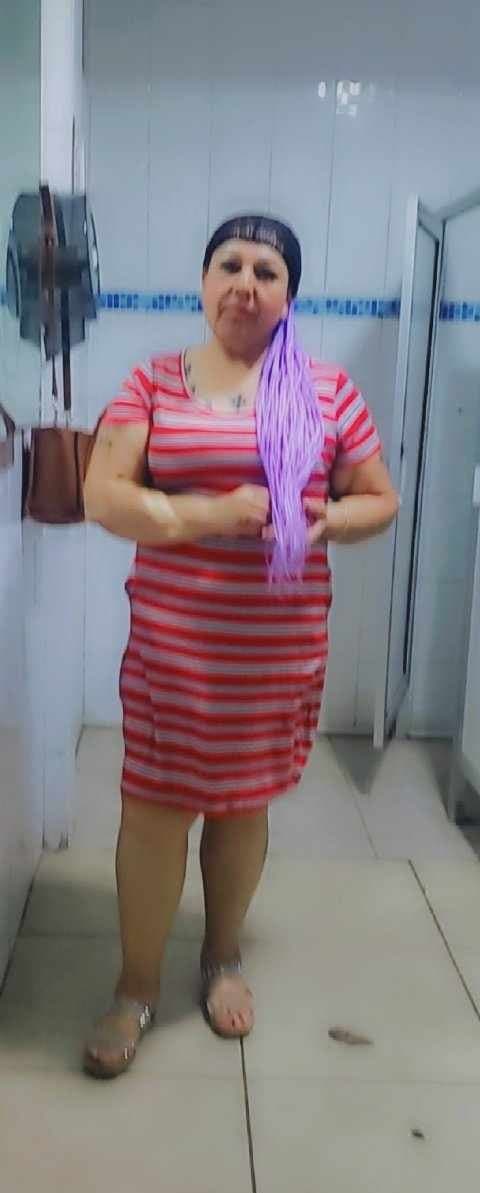 Mi madrastra por andar de puta le destrozaron el culo,el desconocido la obligó a tener anal