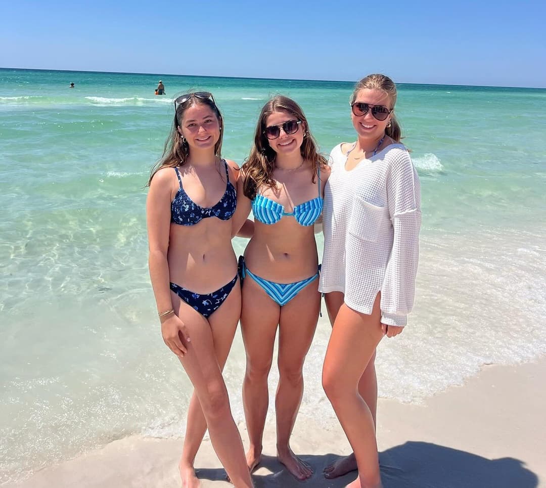 Sexy Teens in Bikinis