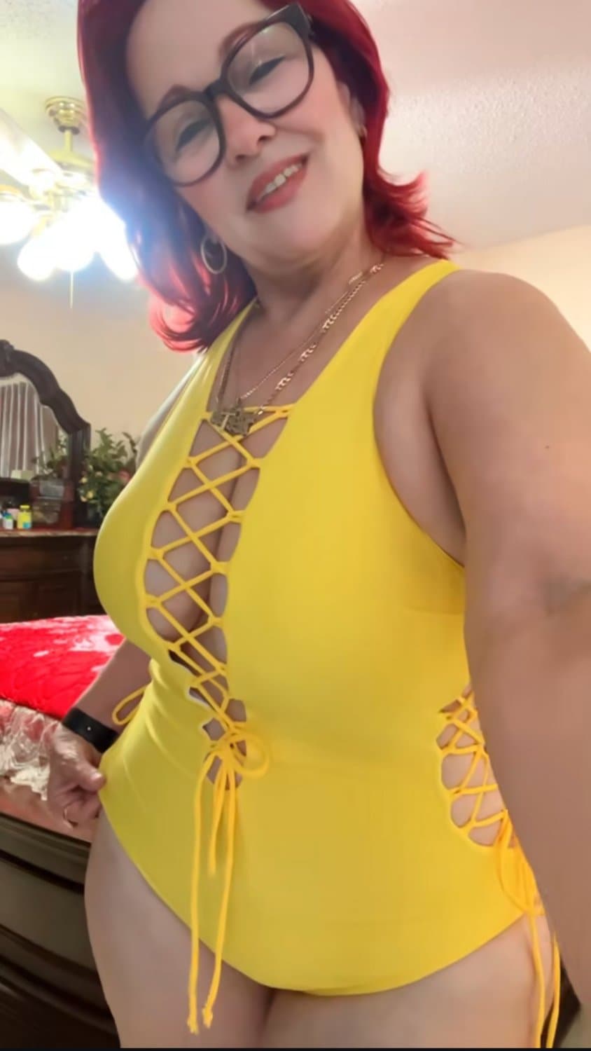 Sexy photos of my hot mom big ass, I stole the photos from her cell phone