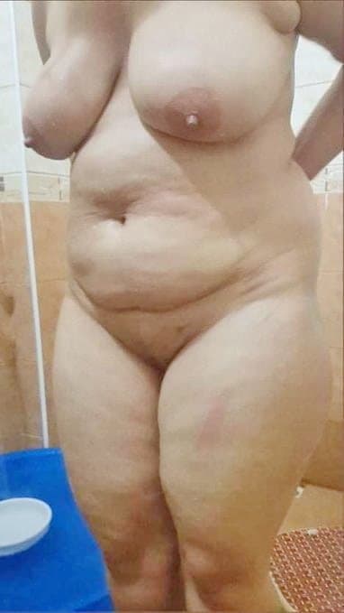 Click to view full size Arab milf Show her boobs and booty ???