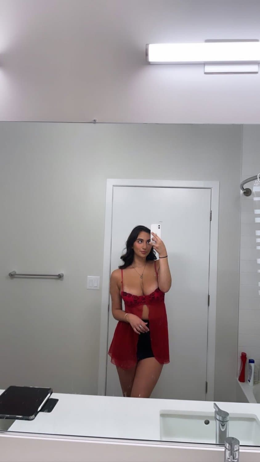 Click to view full size College Crush Lisa Sandson (@lisa.sandson). Comment your favorite pics.