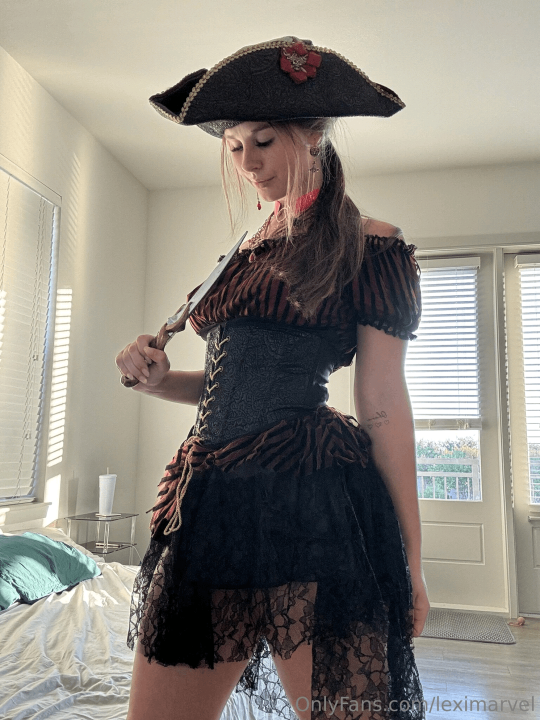 Lexixi te muestra y menea su culote xl