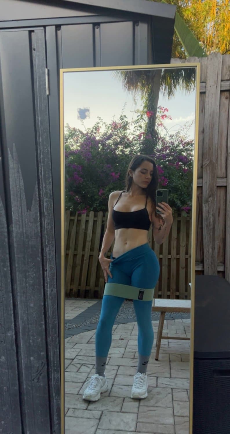 I’m a nymphomaniac, and fucking my pussy daily is a must