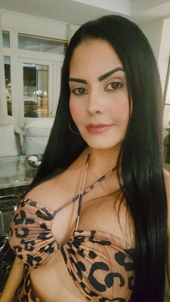 Modelo venezolana divina excitante y caliente