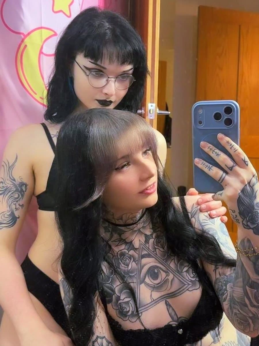 Gorgeous Inked goth tranny girl