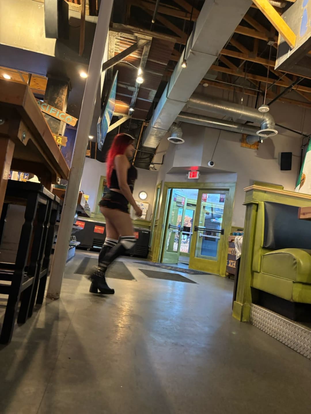 I wanted to grab on dis hoes ass so bad??