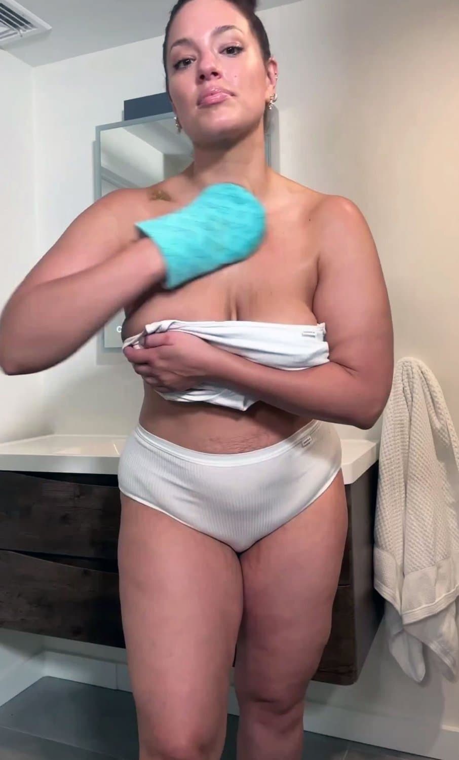 Request.. 38yr old Model, TV Host.. <> Mom of 3.. <> Re-known PlusSize Model in the fashion industry