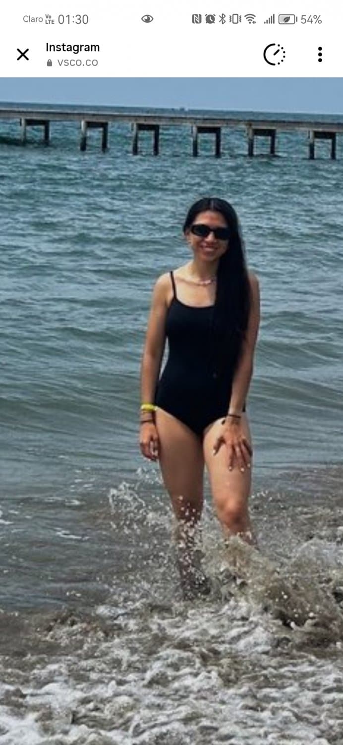 Tight abs, cute face, great feet= great head