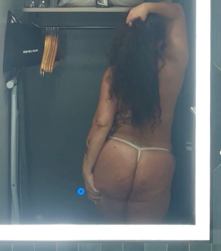 100%REAL. PEEERFECT MATURE MILF MOM RIDES HER DILDO. THICK white women aresexy asf