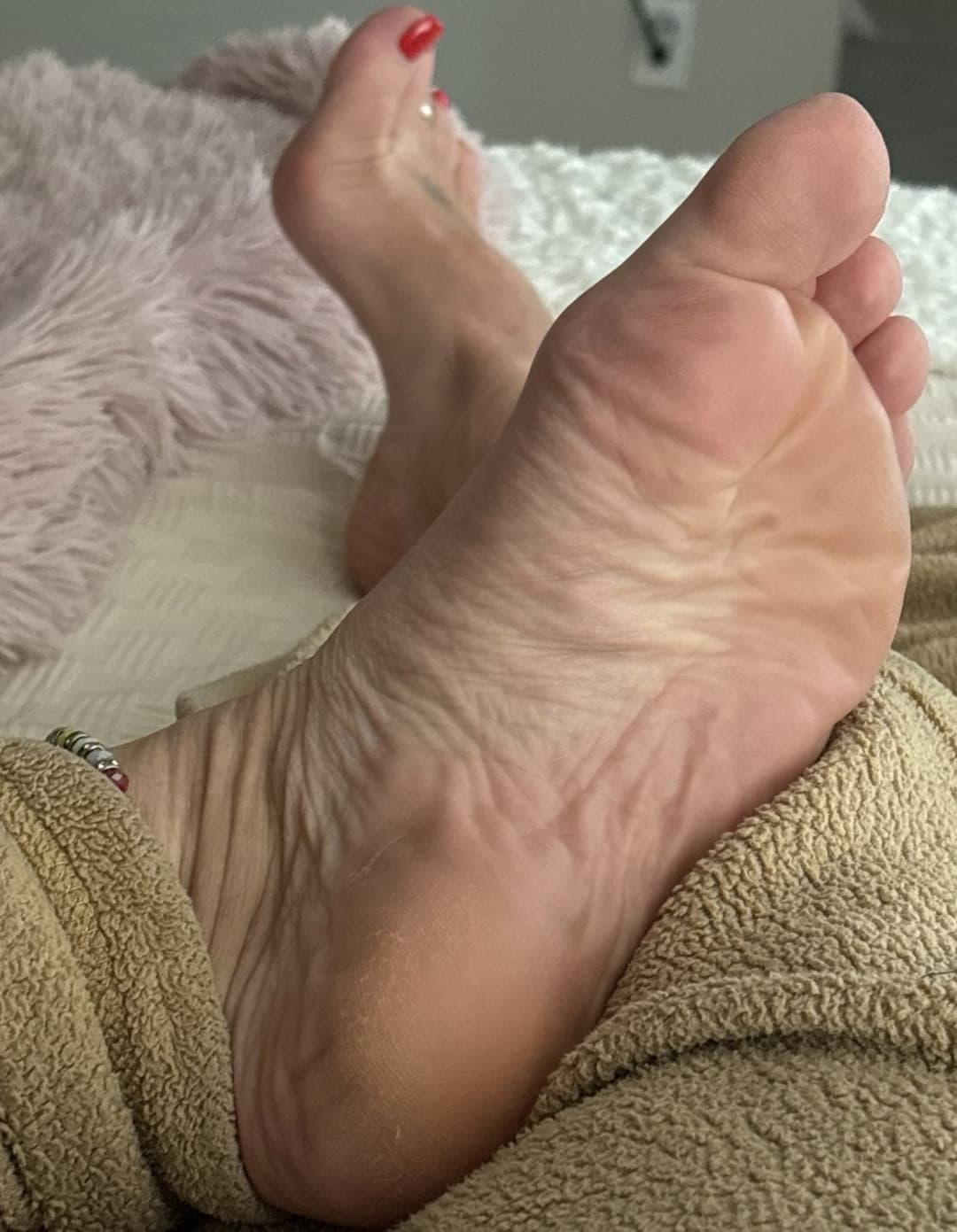 Ginger MILF with amazing soles