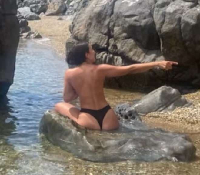 Anyone recognise this uk 29 yo surrey slut know or done anything with her dm me on kik uklondon28