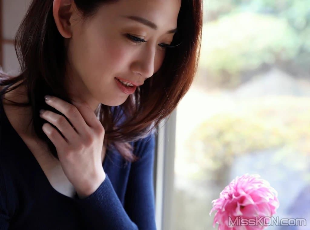 Mito Kana (水戸かな): 花を愛でる人