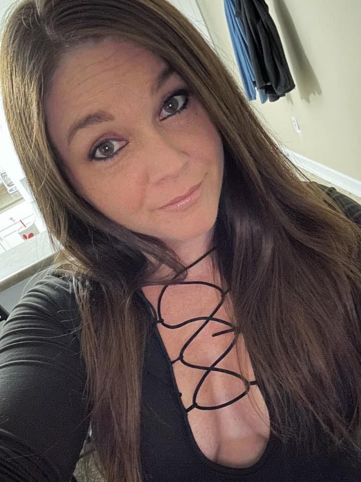 Former bartender’s rock hard fakies must’ve helped with a lot of bills back when she flashed for GGW