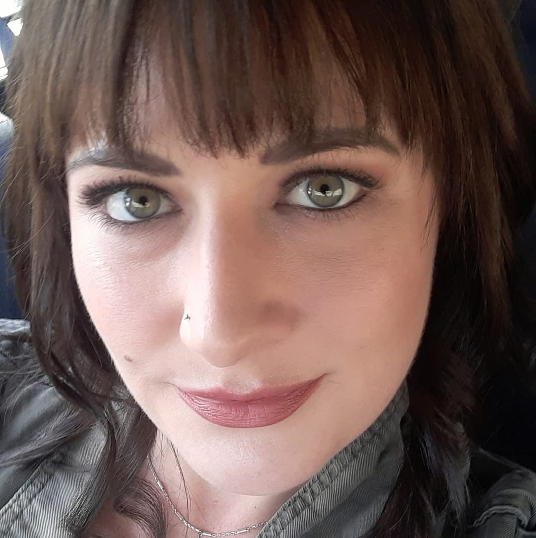 Bored housewife loves knowing she’s being stroked to