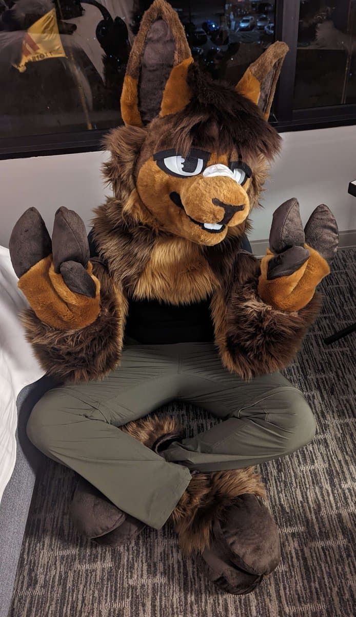 [FURRY] hot bi/pan furry femboy twink (žûřùźûķîìń/jëșśäbřêéďêř)