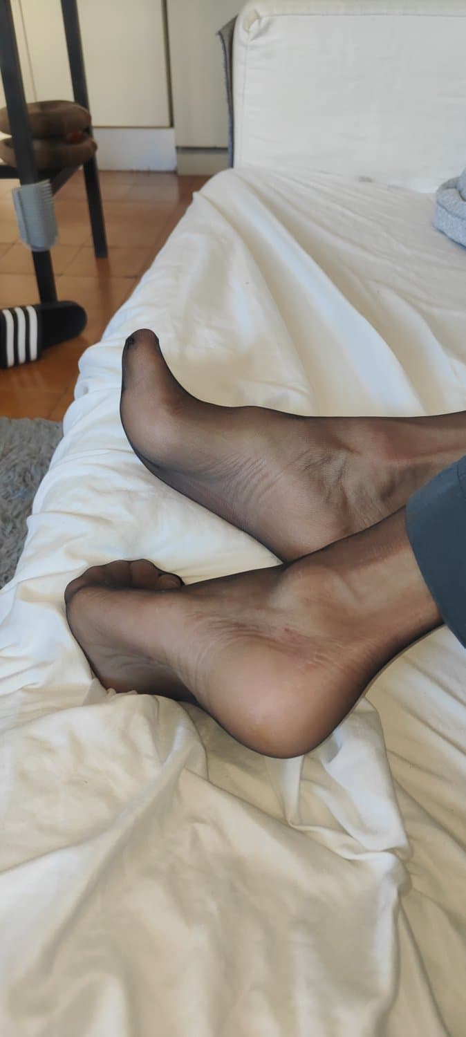 Click to view full size male feet tease